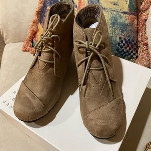 🤎Tan Wedge Booties🤎